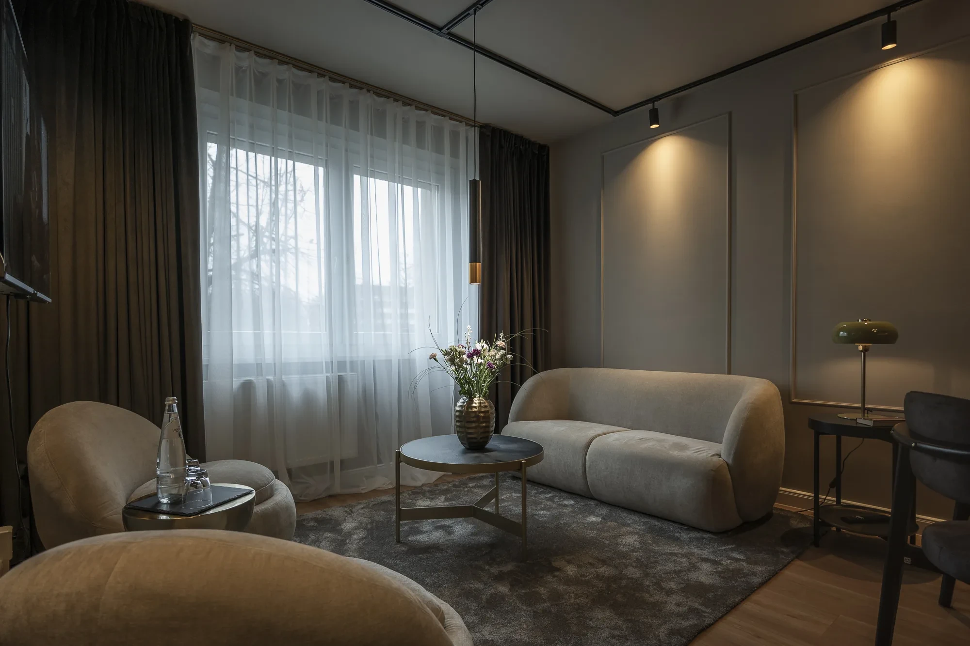 Business Suite Leipzig — Lounge mit Sitzecke bei Tageslicht